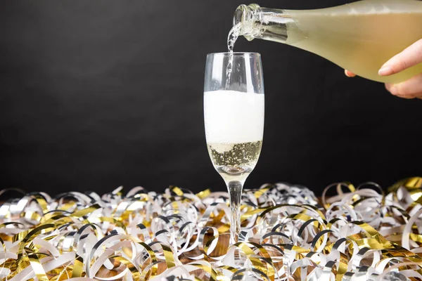 Champagne Gieten Een Glas Met Een Plons Van Sprankelende Confetti — Stockfoto