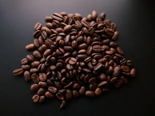 黒を背景にしたコーヒー豆 — ストック写真