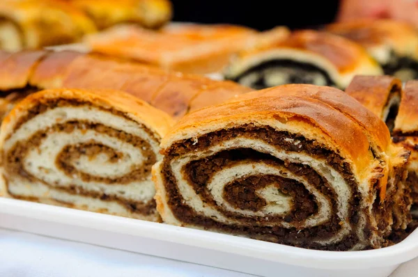 Frisch Gebackene Brötchen Mit Mohn — Stockfoto