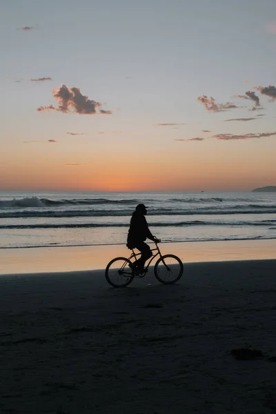 Silueta Muže Pláži Při Západu Slunce — Stock fotografie