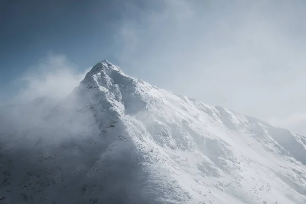 Paisagem Montanhosa Com Montanhas Cobertas Neve — Fotografia de Stock