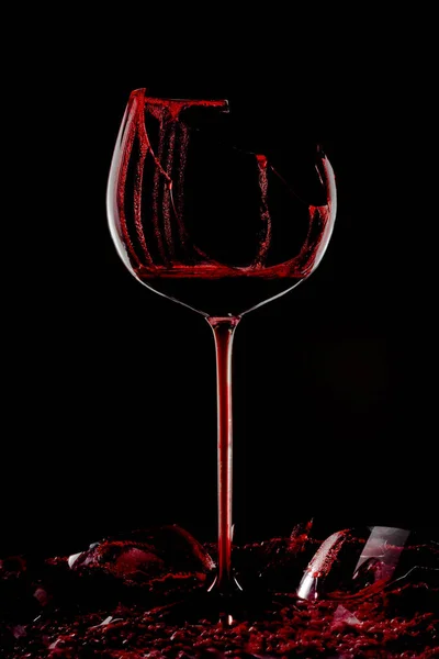 Красное Вино Разбитом Стакане Черном Фоне — стоковое фото