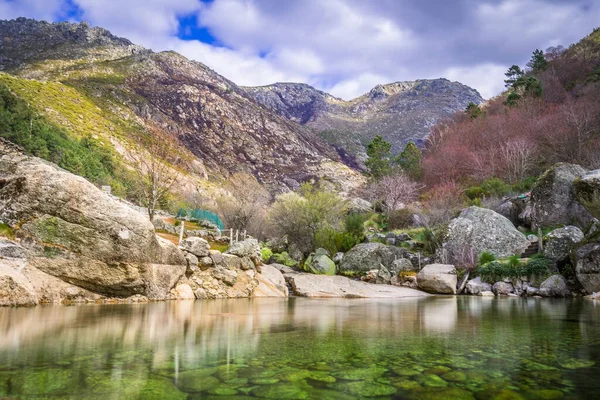 Der Fluss Fließt Einen Pfad Hinunter Mit Einem See Und — Stockfoto