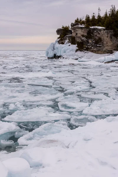 Красивий Вид Замерзле Озеро Взимку — стокове фото