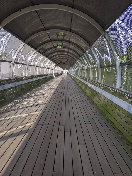 公園内の近代的な橋は — ストック写真