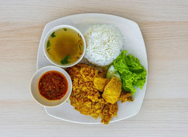 Ayam Goreng Dengan Nasi Dan Sayuran — Stok Foto