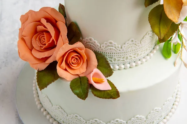 Gyönyörű Esküvői Torta Rózsákkal Virágokkal — Stock Fotó