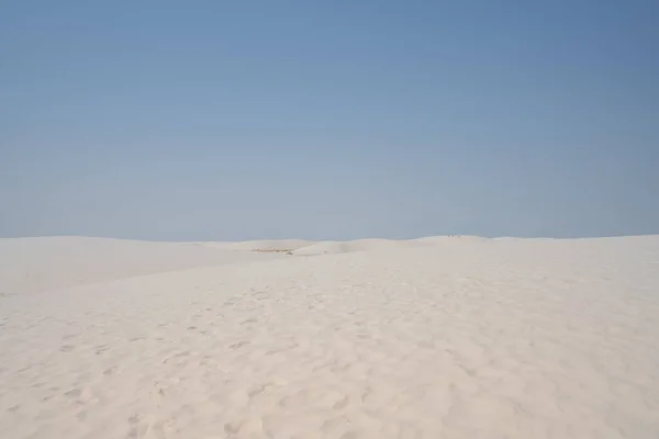 Paisaje Desértico Con Dunas Arena Cielo Azul —  Fotos de Stock