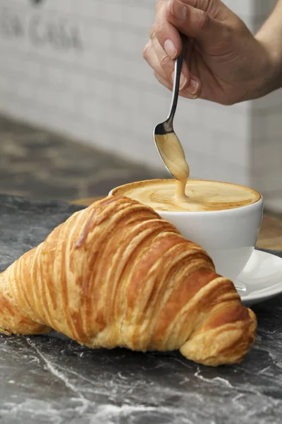 Kvinna Dricka Kaffe Med Croissant Träbord — Stockfoto