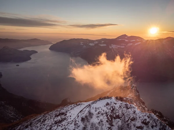 Belo Pôr Sol Sobre Montanhas — Fotografia de Stock