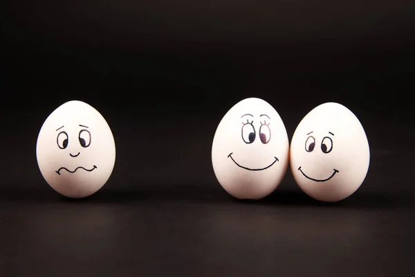 Два Яйца Подряд Черном Фоне — стоковое фото