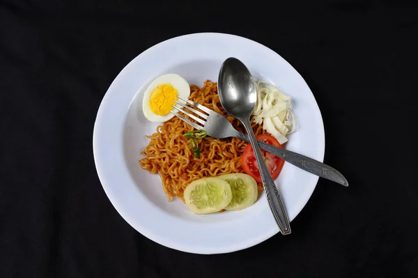 Pasta Dengan Sayuran Dan Saus Piring Hitam — Stok Foto