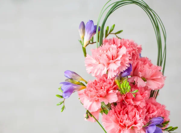 白い背景にピンクの花の美しい花束 — ストック写真