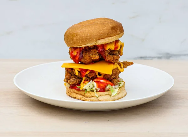 Νόστιμο Burger Μοσχάρι Τυρί Και Ντομάτα Μαρούλι Και Κρεμμύδι — Φωτογραφία Αρχείου