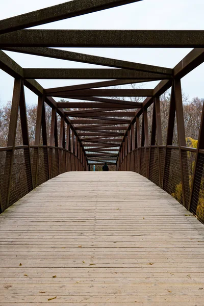 Drewniany Most Nad Rzeką — Zdjęcie stockowe