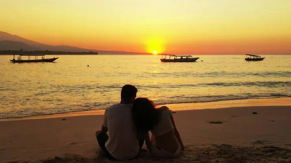 Silhouette Couple Sur Plage Coucher Soleil — Photo
