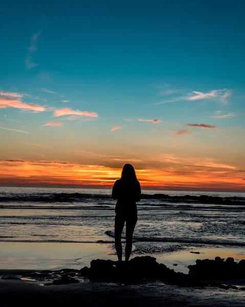 Silhouette Une Femme Sur Plage Coucher Soleil — Photo