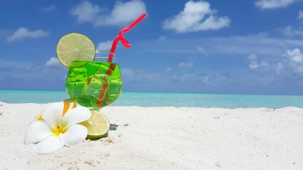 Tropisch Strand Met Citroen Ijsvormige Cocktail Aan Zandkust — Stockfoto