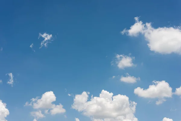 Beyaz Bulutlu Mavi Gökyüzü — Stok fotoğraf