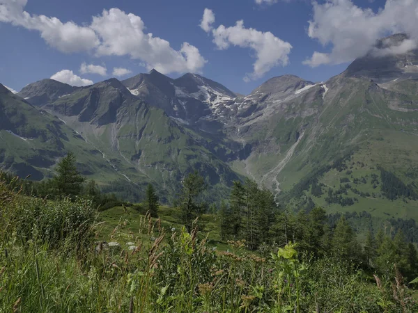 Schöne Landschaft Mit Bergen Und Wolken — Stockfoto