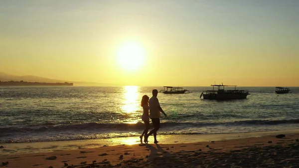 Silueta Unui Cuplu Plajă Apusul Soarelui — Fotografie, imagine de stoc