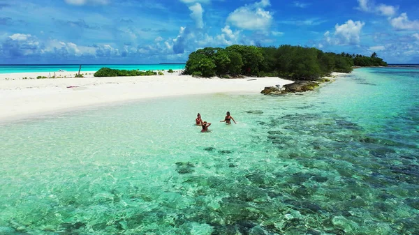 Schöner Tropischer Strand Mit Blauem Himmel — Stockfoto