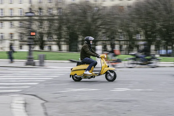 Uomo Cavallo Uno Scooter Città — Foto Stock