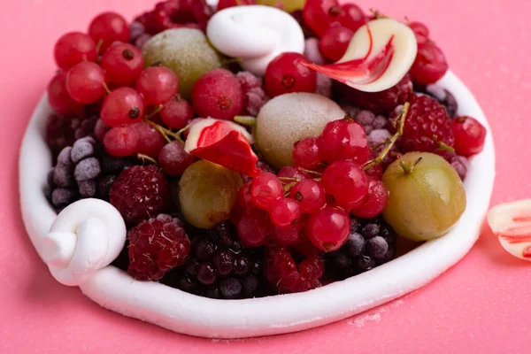 Frische Beeren Und Früchte Auf Einem Teller — Stockfoto