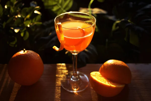 Vaso Jugo Naranja Con Limón Naranjas Sobre Una Mesa Madera — Foto de Stock