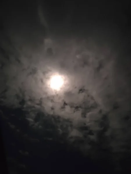 雲や大気のある暗い空 — ストック写真