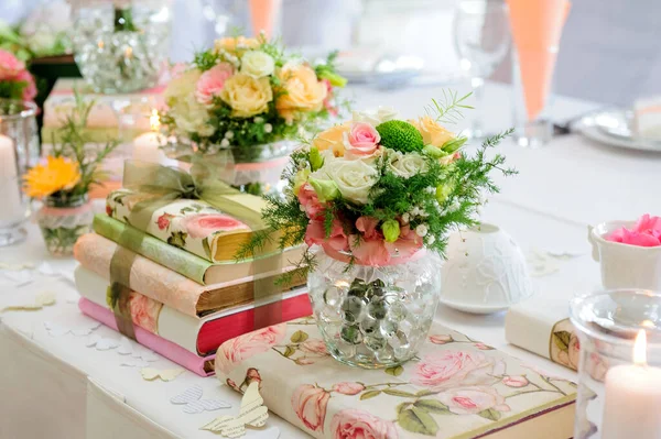 Esküvői Asztal Virágokkal Gyertyákkal — Stock Fotó