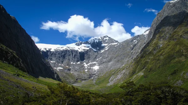Vackert Landskap Med Berg Och Blå Himmel — Stockfoto