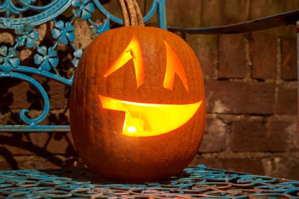 Abóbora Halloween Com Uma Vela Fundo Escuro — Fotografia de Stock