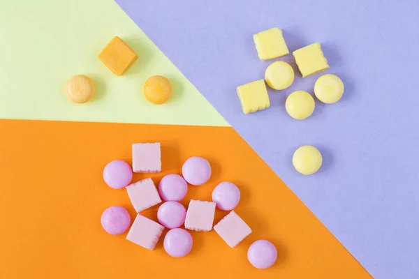 Vlakke Lay Compositie Met Lekkere Marshmallows Kleur Achtergrond — Stockfoto