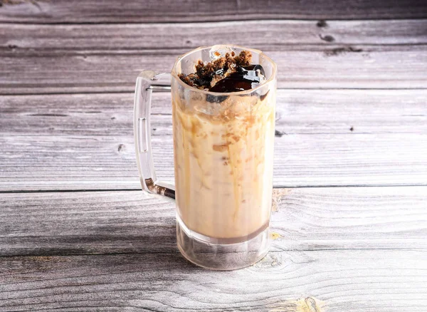 木制底玻璃杯中的冰咖啡 — 图库照片
