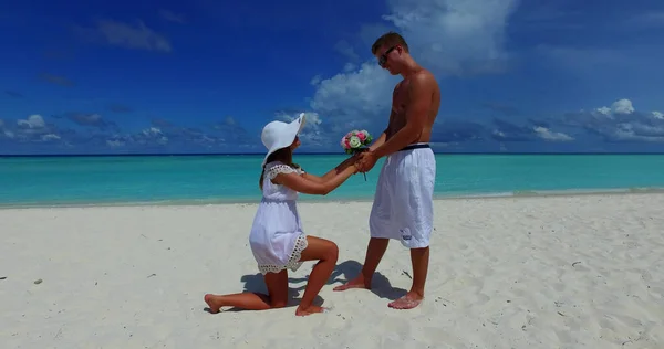 Coppia Felice Sulla Spiaggia Alle Maldive — Foto Stock