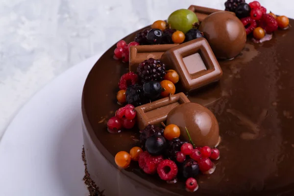 화이트 플레이트에 딸기와 견과를 곁들인 초콜릿 케이크 — 스톡 사진