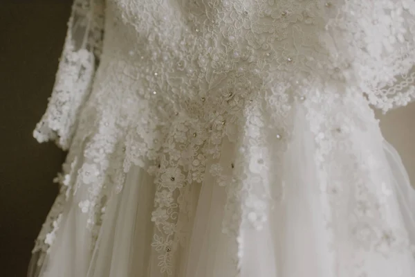 Robe Mariée Sur Fond Dentelle Blanche — Photo