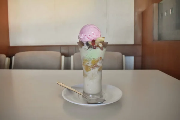 木製のテーブルに置かれたガラスのカップの中のアイスクリームは — ストック写真