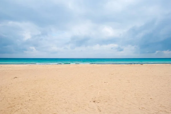 Όμορφη Τροπική Παραλία Λευκή Άμμο Και Γαλάζιο Ουρανό — Φωτογραφία Αρχείου