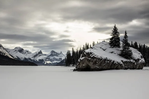 雪に覆われた山々と美しい風景 — ストック写真