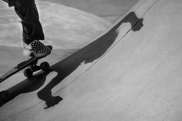 Skateboarder Pratique Astuces Dans Rue — Photo