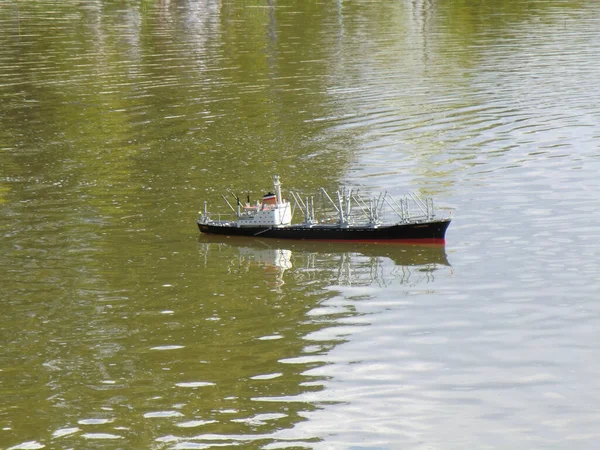 Αλιευτικό Σκάφος Στον Ποταμό — Φωτογραφία Αρχείου
