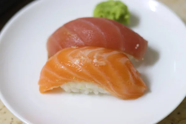 鲑鱼寿司加红色鱼子酱 — 图库照片