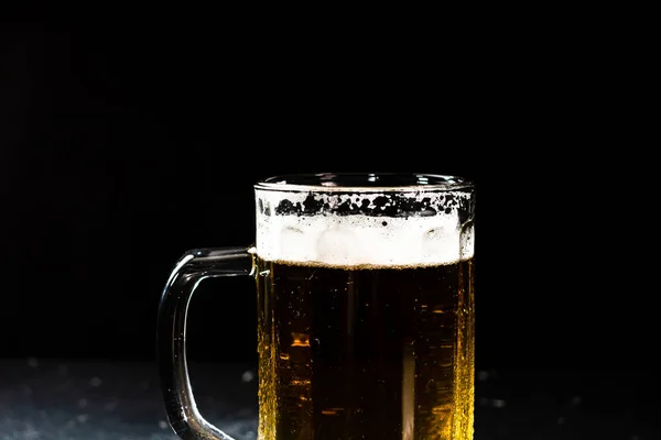 Verre Bière Avec Mousse Une Tasse Bière Sur Fond Noir — Photo