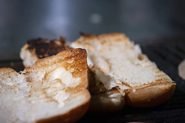 チーズとバターを使った自家製パン — ストック写真