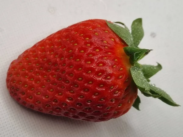 Frische Erdbeeren Auf Weißem Hintergrund — Stockfoto