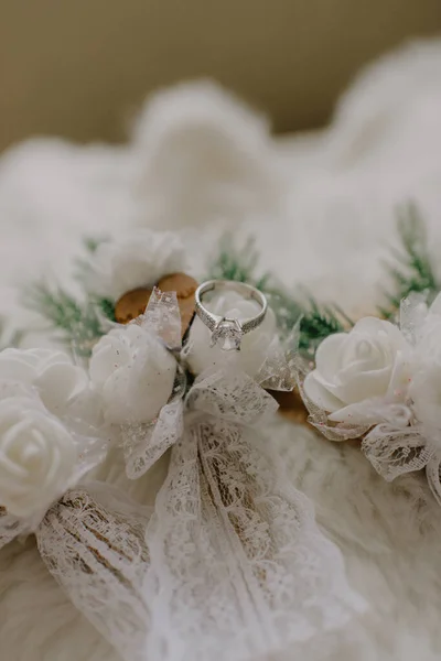 Wedding Rings Bed — Stock Photo, Image