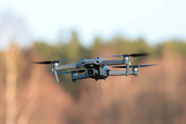 Drone Voando Fundo Céu Azul — Fotografia de Stock