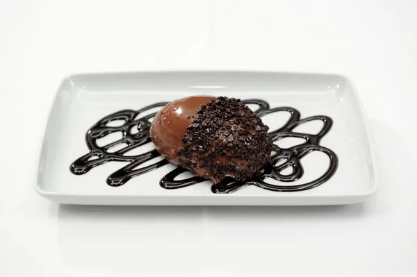 Шоколадный Торт Карамельным Соусом Белом Фоне — стоковое фото
